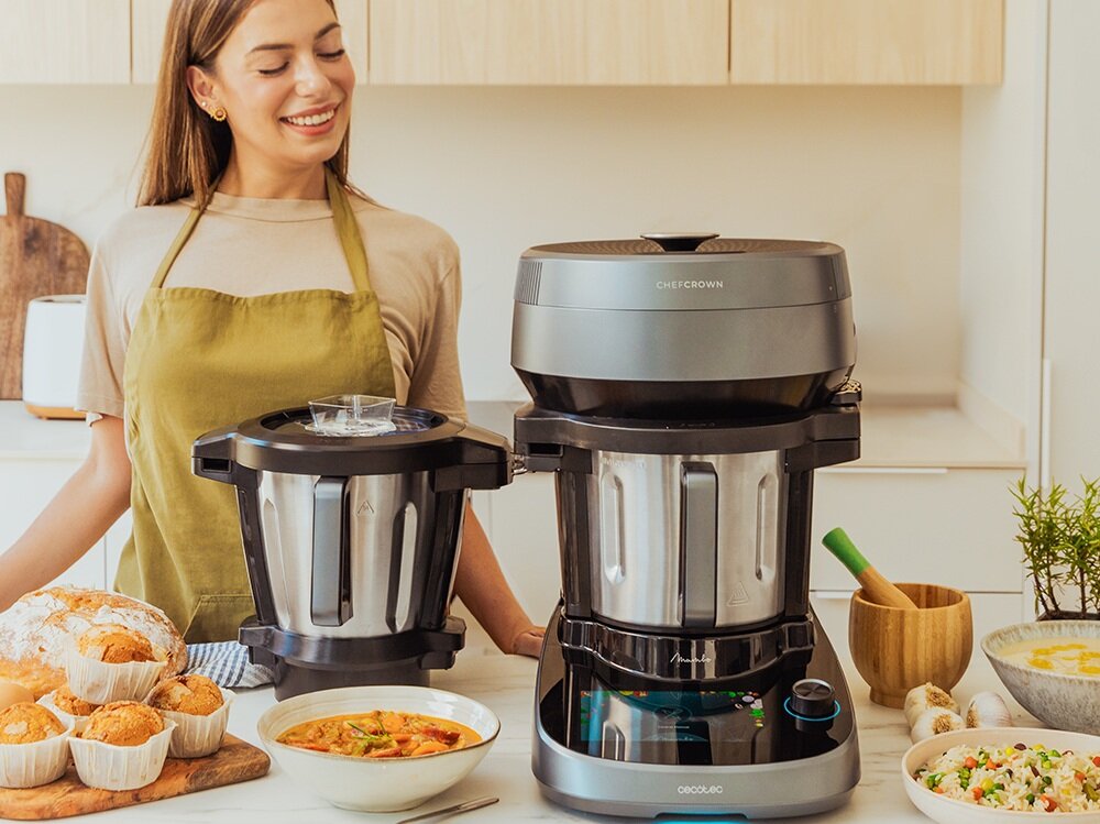 Wielofunkcyjny robot kuchenny CECOTEC Mambo CooKing Total Gourmet urządzenie w czasie gotowania w uchni w towarzystwie różnych potraw, krótszy czas pracy, codzienne planowanie posiłków