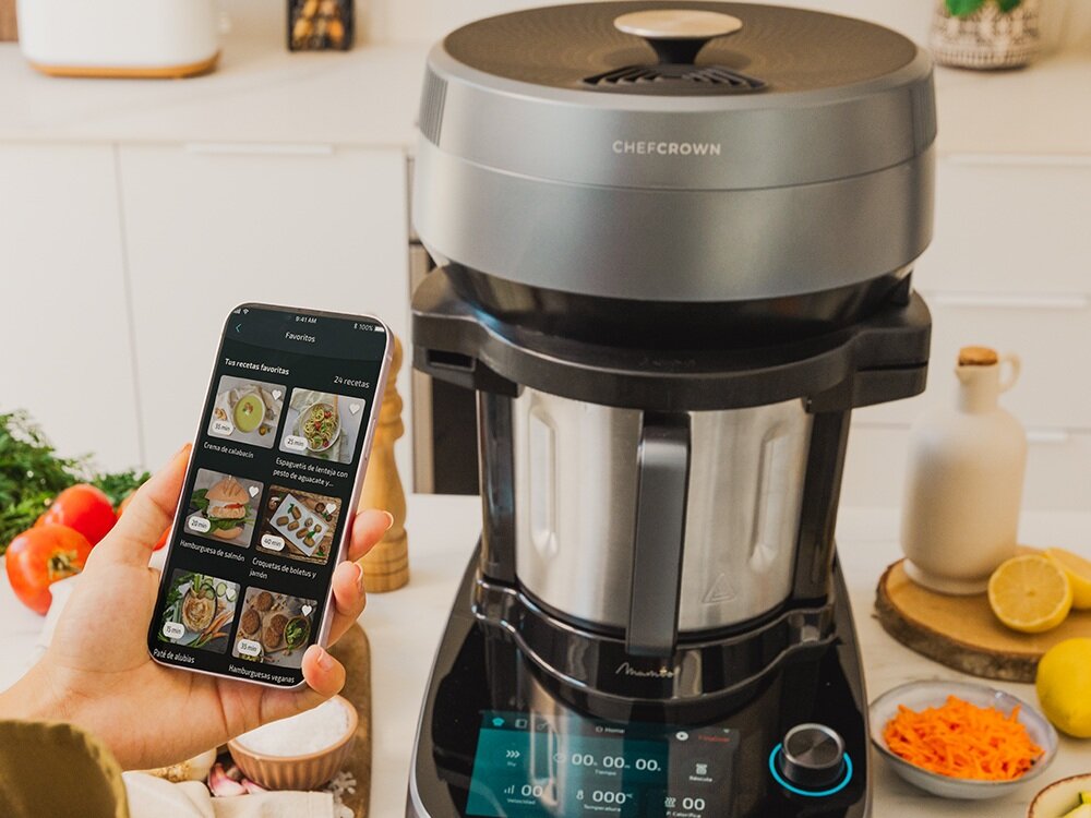 Wielofunkcyjny robot kuchenny CECOTEC Mambo CooKing Total Gourmet robot w użyciu wraz z telefonem, funkcja co mam w lodówce, automatyczne generowanie listy zakupów