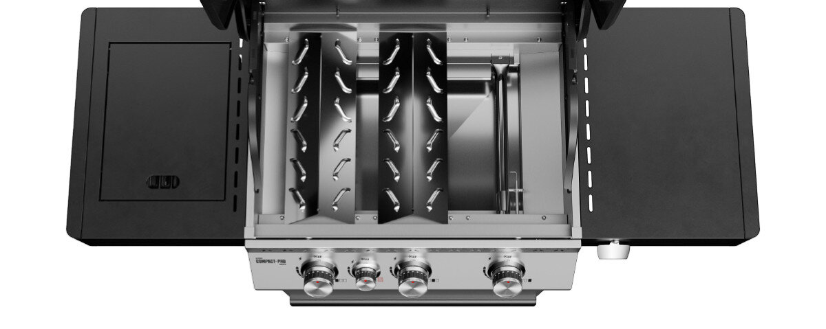 Zdjęcie przedstawia wnętrze grilla gazowego z trzema palnikami i metalowymi osłonami. Na panelu przednim znajdują się cztery pokrętła oraz logo \'media expert\'.