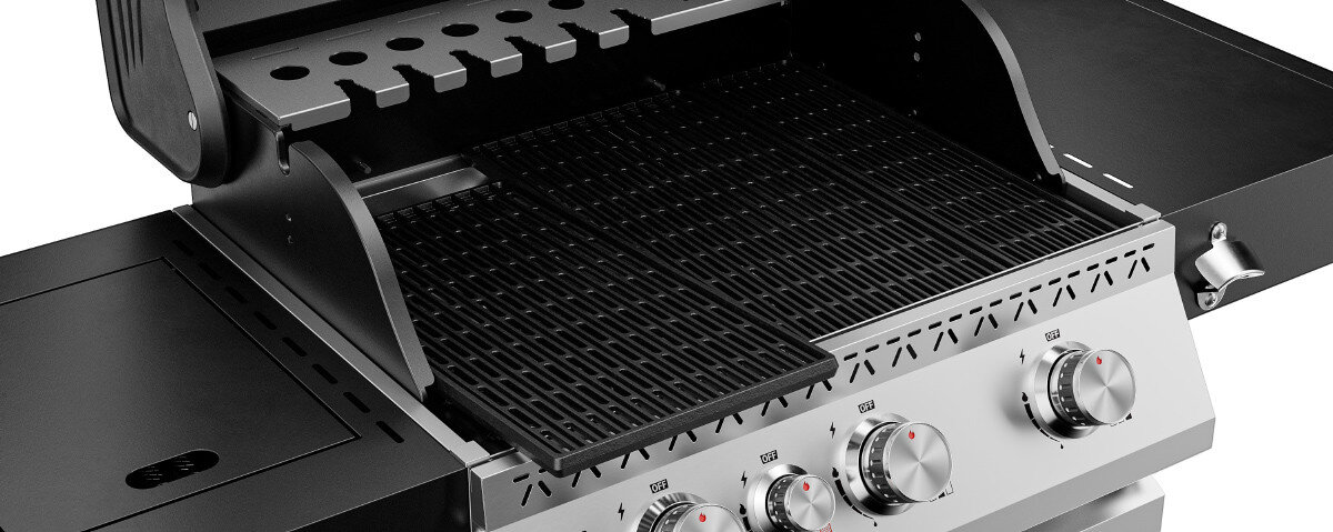 Grill gazowy w kolorze srebrnym z czarnym rusztem i pokrętłami do regulacji temperatury. Widoczne są cztery pokrętła oraz boczna półka z palnikiem.