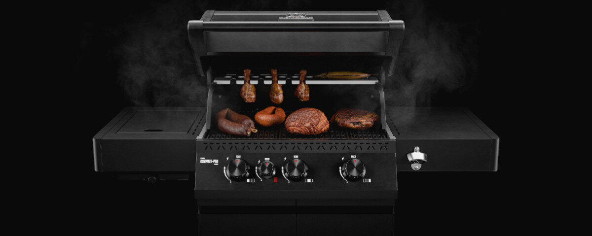 Grill gazowy KOLER Krone Compact Pro Czarny 15.8 kW 60 x 46 cm, gaz, żeliwo, steki, design, Grill Köler Compact-Pro z mięsem na ruszcie