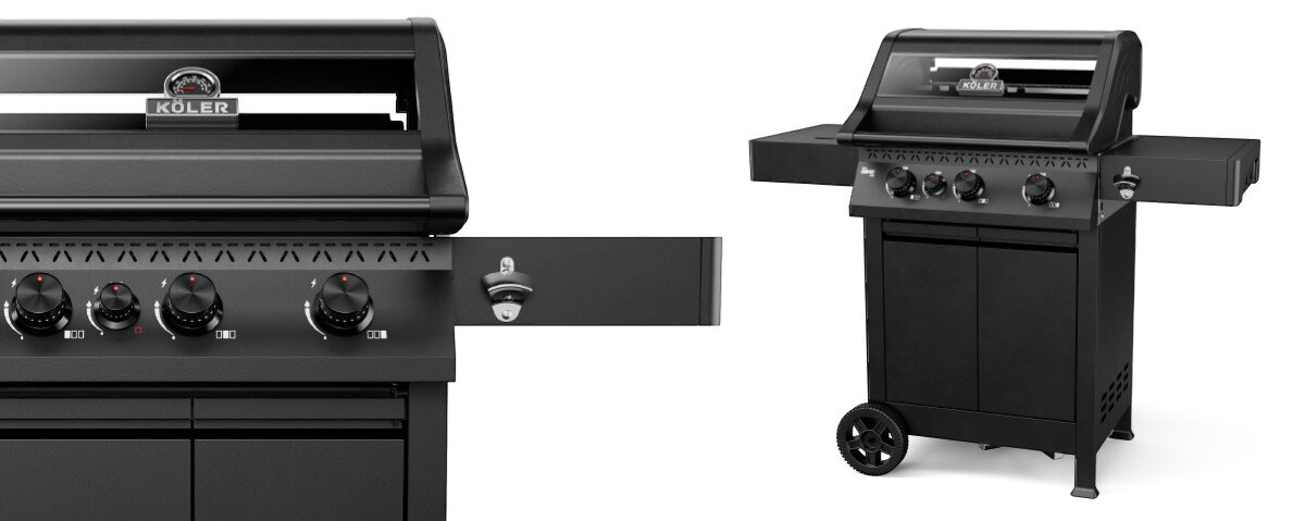 Czarny grill gazowy z czterema pokrętłami i logo \'KOLER\' na pokrywie. Grill posiada boczne półki i jest wyposażony w kółka ułatwiające przemieszczanie.