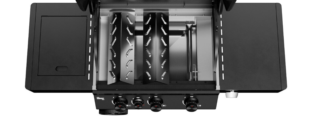 Obraz przedstawia wnętrze czarnego grilla gazowego z trzema palnikami i pokrętłami do regulacji. Na panelu widoczne jest logo \'media expert\'.