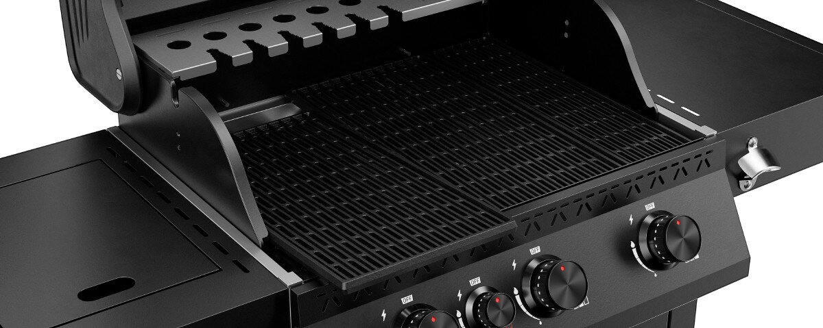 Czarny grill gazowy z otwartą pokrywą, posiadający ruszt oraz panel z czterema pokrętłami do regulacji temperatury. Obok rusztu znajduje się dodatkowa powierzchnia robocza.