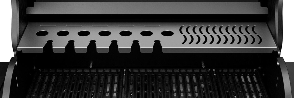Obraz przedstawia wnętrze grilla gazowego z metalowym rusztem i perforowaną półką na akcesoria. Widoczne są otwory wentylacyjne oraz uchwyty na narzędzia.