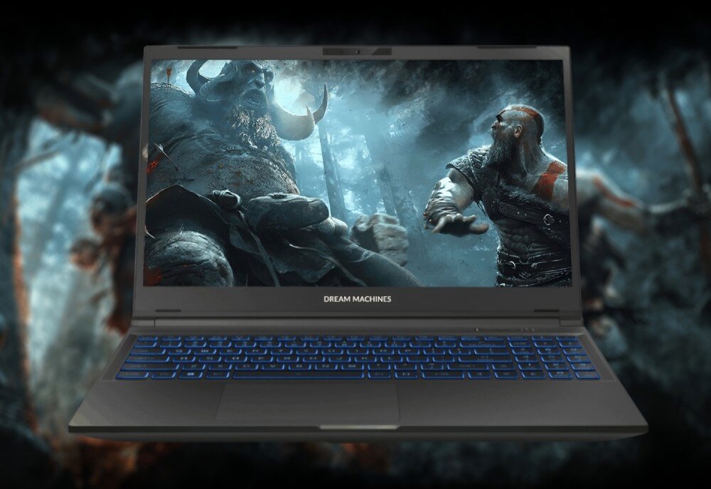 Laptop z logo \'DREAM MACHINES\' na dolnej ramce ekranu, wyświetlający scenę z gry z dwoma postaciami w lesie. Klawiatura podświetlona na niebiesko.