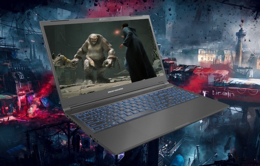 Laptop z wyświetlaczem pokazującym scenę z gry, na której postać stoi naprzeciw dużego stwora. Na obudowie laptopa widoczne jest logo \'DREAM MACHINES\'.