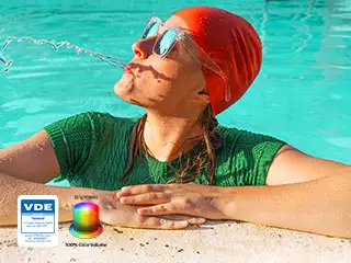 Konieta wypluwająca wodę, w basenie