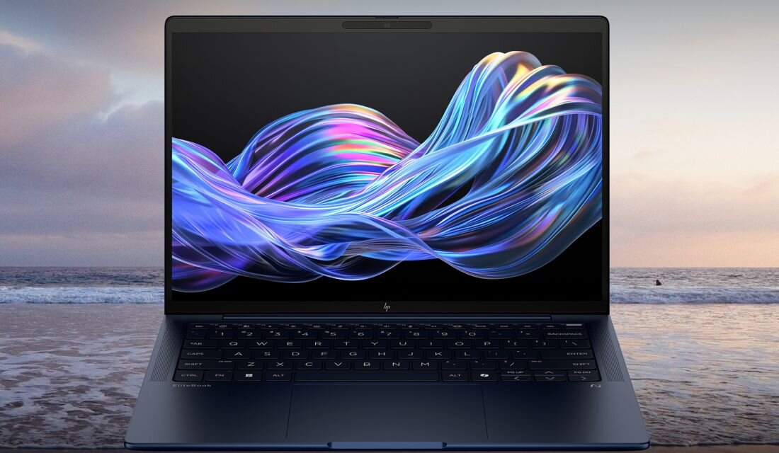 Laptop HP EliteBook z kolorowym ekranem przedstawiającym abstrakcyjne fale na tle plaży. - Opis serii HP EliteBook X G1i