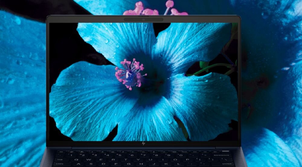 Laptop HP EliteBook z wyświetlaczem IPS pokazującym niebieską orchideę hibiskusa na tle podobnych kwiatów. - 14-calowy ekran IPS