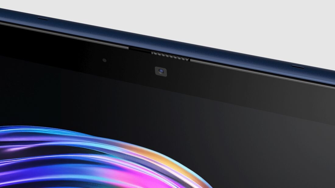 Fragment laptopa HP z kamerą internetową umieszczoną nad ekranem z kolorowymi liniami w tle. - Poly Camera Pro, Poly Studio