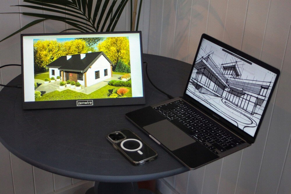 Monitor ZENWIRE M8P Monitor przenośny na stole wyświetlający wizualizację domu, obok laptop z czarno-białym szkicem architektonicznym i smartfon leżący na blacie, porty, podłączenie, zasilanie