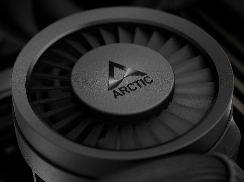 Chłodzenie wodne ARCTIC Liquid Freezer III Pro 360 Zbliżenie na okrągłą bloko-pompkę z centralnie umieszczonym logo marki i widocznym wewnętrznym wentylatorem