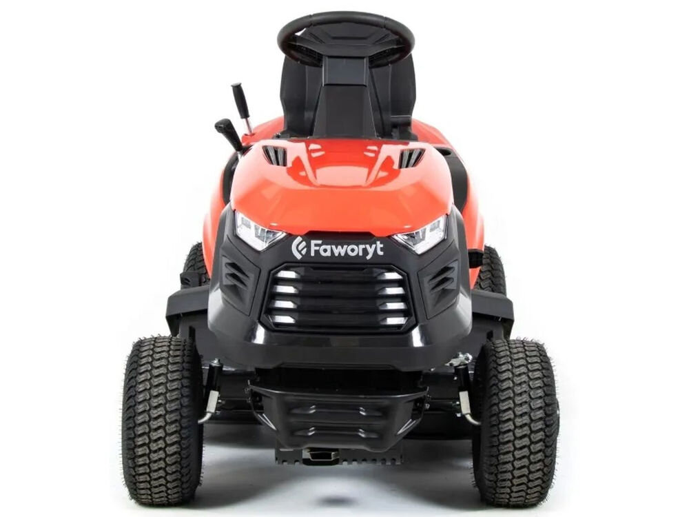 Traktor ogrodowy FAWORYT DT98H452, silnik, tuleja, filtr, rozruch, Przód czerwono-czarnego traktorka kosiarki Faworyt na białym tle.
