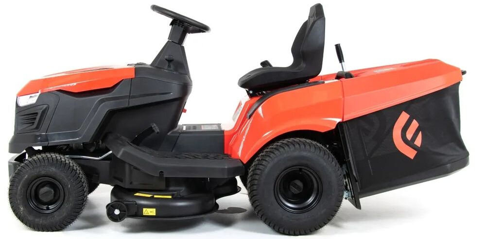 Traktor ogrodowy FAWORYT DT98H452, przekładnia, płynność, manewrowanie, kontrola, Widok z boku na traktorek kosiarkę z montowanym koszem na trawę na białym tle