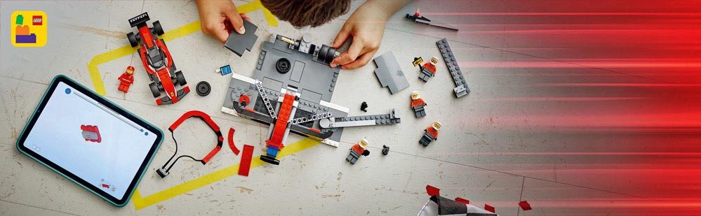 Na obrazie widać zestaw LEGO złożony z elementów toru wyścigowego i bolidu, obok którego znajduje się tablet z instrukcją. W tle widoczne są rozmyte czerwone linie, sugerujące ruch.