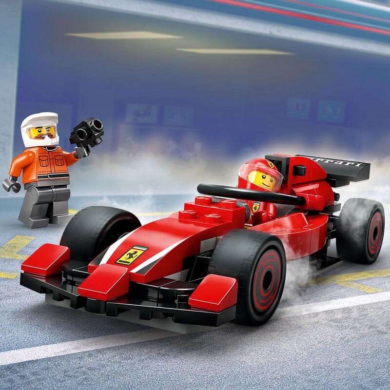Na obrazie znajduje się czerwony bolid z klocków LEGO z logo Ferrari oraz figurka mechanika w pomarańczowym stroju. Tło przedstawia tor wyścigowy z rozmytymi liniami i światłami.