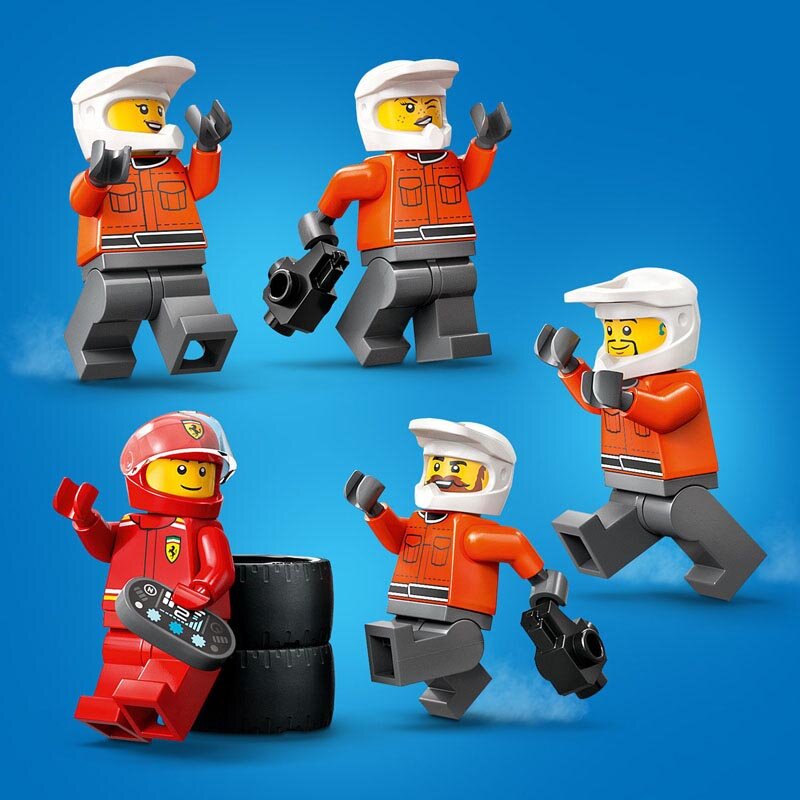 Na niebieskim tle widoczne są figurki LEGO przedstawiające mechaników w pomarańczowych kombinezonach i kaskach oraz kierowcę w czerwonym stroju z logo Ferrari. Mechanicy trzymają narzędzia, a kierowca opiera się o stos dwóch opon.