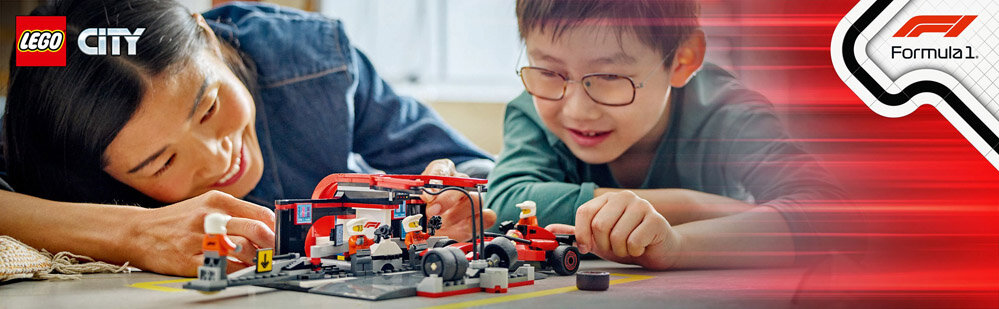 Dwoje dzieci bawi się zestawem LEGO przedstawiającym pit stop Formuły 1 z bolidem i mechanikami. W lewym górnym rogu widoczne są loga \'LEGO\' i \'City\', a po prawej stronie napis \'F1 Formula 1\'.