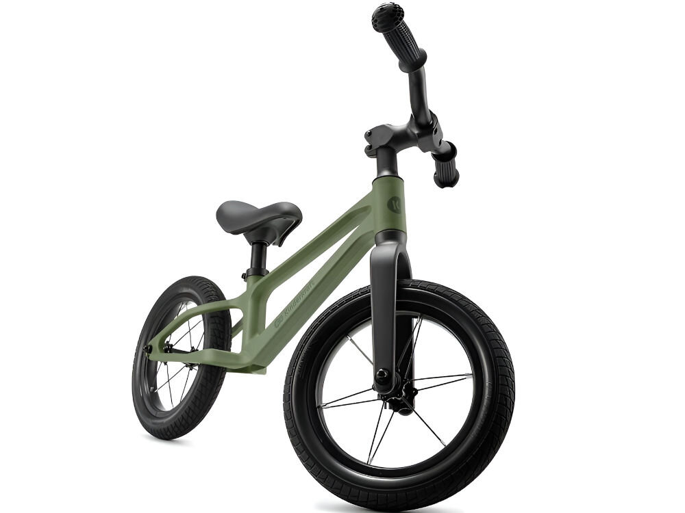 Rowerek biegowy KINDERKRAFT Eter Zielony rower w kolorze zielonym stoi pod kątem czarne siedzisko czarne koła białe tło kompaktowe wymiary (85 cm długości, 42 cm szerokości i 57 cm wysokości) bez trudu zmieści się w bagażniku samochodu w wózku spacerowym lekka konstrukcja na spacer do parku w podróż frajda w każdym miejscu regulowana wysokość siodełka sportowy profil ramy wszechstronny środek transportu