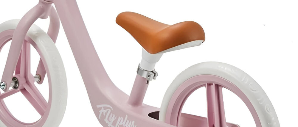 Rowerek biegowy KINDERKRAFT Fly Plus Różowy zbliżenie na brązowe siedzisko różowa kolorystyka białe tło rośnie razem z dzieckiem wygodne miękkie siodełko z regulacją wysokości od 34 do 42 cm dopasowanie do wzrostu malucha przez wiele sezonów długie przejażdżki są przyjemnością łatwość w czyszczeniu wygoda higiena 