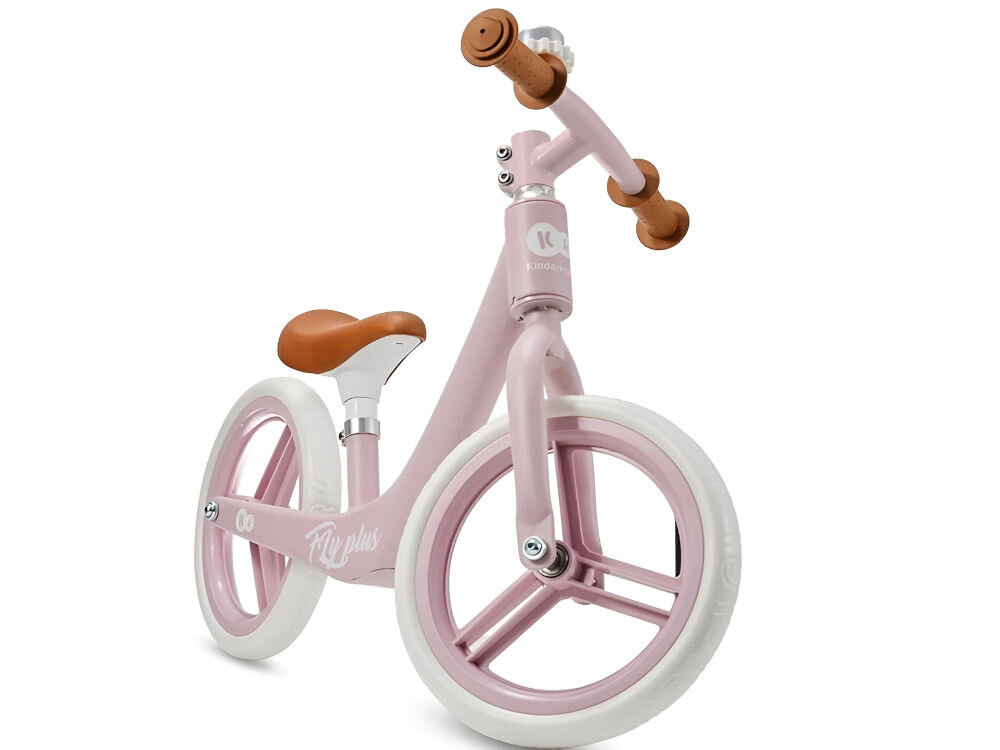 Rowerek biegowy KINDERKRAFT Fly Plus Różowy rower w różowej kolorystyce stoi bokiem dzwonek na kierownicy gumowe uchwyty brązowe siedzisko białe tło subtelna pastelowa kolorystyka retro wygląd przyciąga wzrok dzieci i rodziców starannie dopracowany praktyczny środek transportu stylowy akcent podczas rodzinnych spacerów elegancja wyjątkowy design 