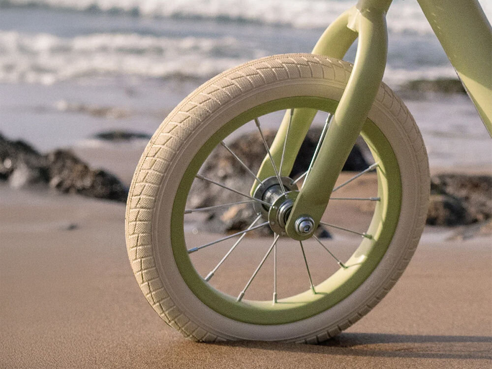 Rowerek biegowy KINDERKRAFT Rapid 2 Różowy zbliżenie na jasne koło plaża wygoda bezpieczeństwo solidne 30-centymetrowe koła z odpornej na przebicia pianki miejskie uliczki leśne ścieżki parkowe alejki  polne drogi płynna stabilna jazda do różnorodnych nawierzchni