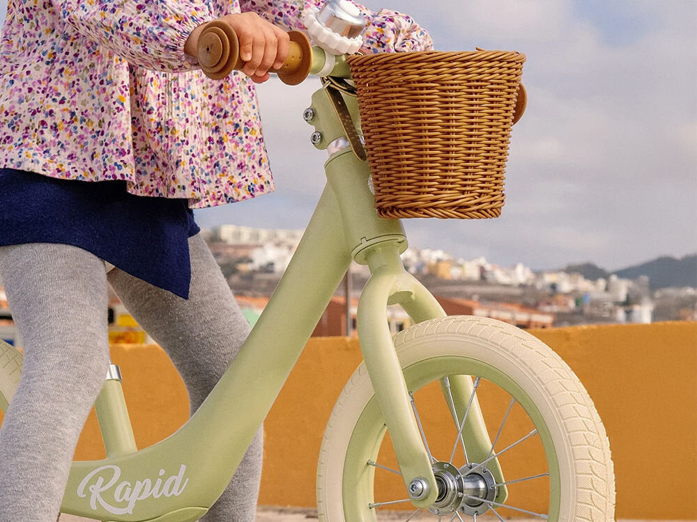 Rowerek biegowy KINDERKRAFT Rapid 2 Różowy zaokrąglona zielona rama jasne koło brązowy koszyk estetyka funkcjonalność elegancka zaokrąglona rama stylowy wygląd zwiększone bezpieczeństwo najmłodszych solidna konstrukcja wierny towarzysz dziecięcych przygód intensywne użytkowanie 