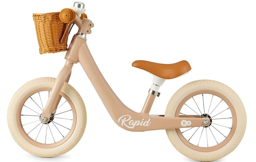 Rowerek biegowy KINDERKRAFT Rapid 2 Różowy  rower w kolorze różowym stoi bokiem brązowe siedzisko gumowe uchwyty jasne koła białe tło kompaktowe wymiary (71 x 52,5 x 39,5 cm) w bagażniku samochodu pod wózkiem na wakacyjne wyprawy rodzinne wizyty u dziadków pełne przygód eskapady do parku niewielki funkcjonalność komfort jazdy płynna wygodna bezpieczna przejażdżka 