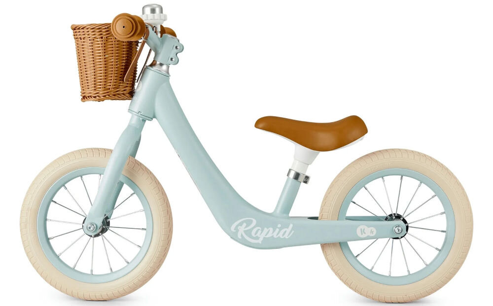 Rowerek biegowy KINDERKRAFT Rapid 2 Niebieski rower w kolorze niebieskim stoi bokiem brązowe siedzisko gumowe uchwyty jasne koła białe tło kompaktowe wymiary (71 x 52,5 x 39,5 cm) w bagażniku samochodu pod wózkiem na wakacyjne wyprawy rodzinne wizyty u dziadków pełne przygód eskapady do parku niewielki funkcjonalność komfort jazdy płynna wygodna bezpieczna przejażdżka