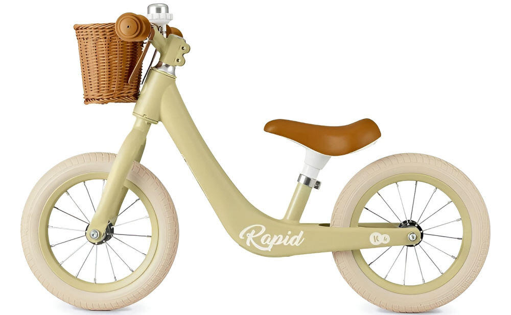 Rowerek biegowy KINDERKRAFT Rapid 2 Zielony rower w kolorze zielonym stoi bokiem brązowe siedzisko gumowe uchwyty jasne koła białe tło kompaktowe wymiary (71 x 52,5 x 39,5 cm) w bagażniku samochodu pod wózkiem na wakacyjne wyprawy rodzinne wizyty u dziadków pełne przygód eskapady do parku niewielki funkcjonalność komfort jazdy płynna wygodna bezpieczna przejażdżka