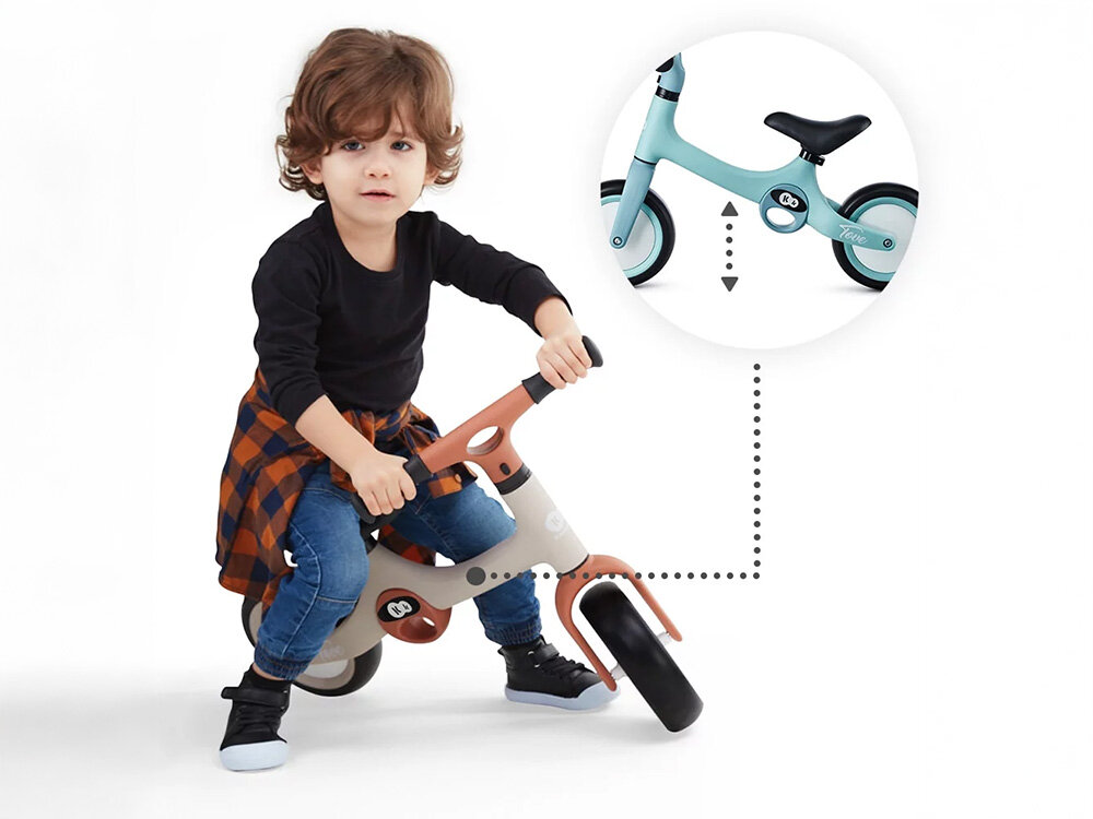 Rowerek biegowy KINDERKRAFT Tove Różowy dziecko jedzie na rowerku łapanie równowagi białe tło świetna zabawa kluczowy etap w rozwoju dziecka doskonalenie równowagi koordynacji ruchowej i sprawności fizycznej naturalny pełen radości proces intuicyjny swobodny proces rozwijania umiejętności 