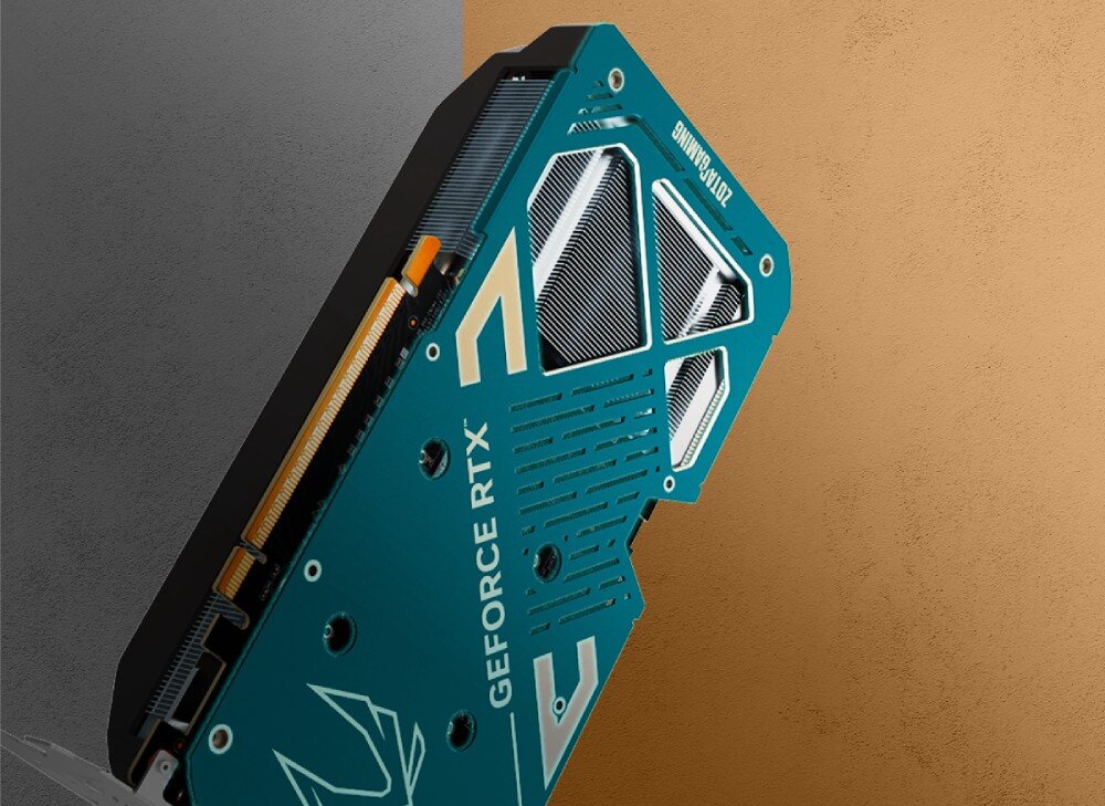 Karta graficzna ZOTAC Gaming GeForce RTX 5060 Ti Twin Edge 8GB tylna część karty graficznej z metalowym backplate’em w kolorze turkusowym i wyciętymi otworami wentylacyjnymi