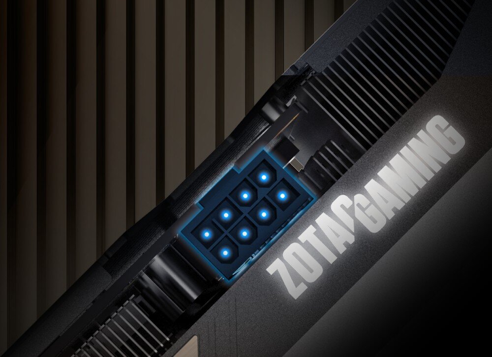 Karta graficzna ZOTAC Gaming GeForce RTX 5060 Ti Twin Edge 8GB zbliżenie na złącze zasilania 8-pin z podświetleniem i napisem 'ZOTAC GAMING' na obudowie karty