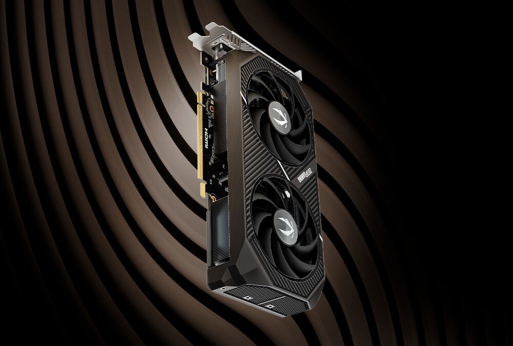 Karta graficzna ZOTAC Gaming GeForce RTX 5060 Ti Twin Edge OC 8GB Karta graficzna ustawiona pionowo, widoczna z przodu i z lewej strony. Wyróżniają się dwa duże wentylatory oraz czarno-srebrna obudowa z logo producenta. Tło to ciemne pasy w odcieniach brązu ułożone koncentrycznie, opis