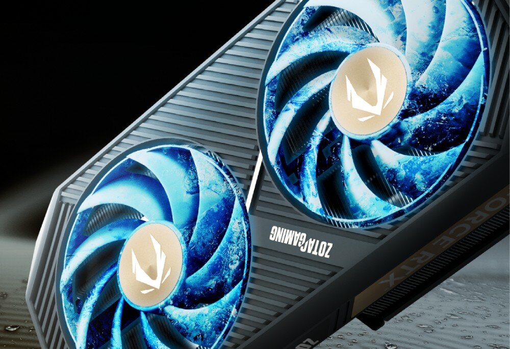 Karta graficzna ZOTAC Gaming GeForce RTX 5060 Ti Twin Edge OC 8GB Zbliżenie na dwa wentylatory karty graficznej z efektem lodu i szronu na łopatkach. W tle widoczne poziome linie obudowy i logo producenta, chłodzenie, wentylatory, automatyczne zatrzymywanie
