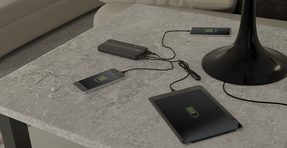 NATEC Trevi Slim Q dwóm portom USB-A i jednemu USB-C dwa z nich obsługują technologie szybkiego ładowania Power Delivery Quick Charge MicroUSB - powerbank na blacie z podpiętymi 3 urządzeniami