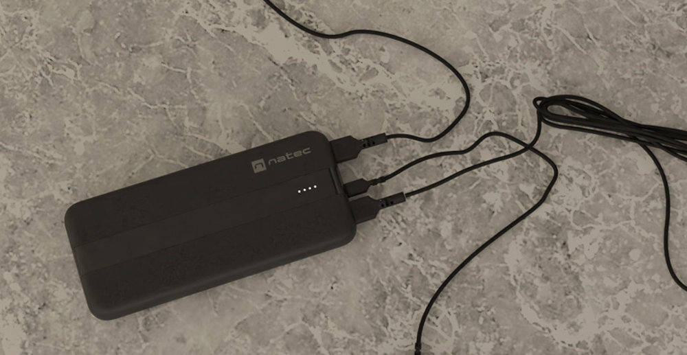 NATEC Trevi Slim Q diodom LED automatycznego włączania i wyłączania - powerbank z podpiętymi kablami