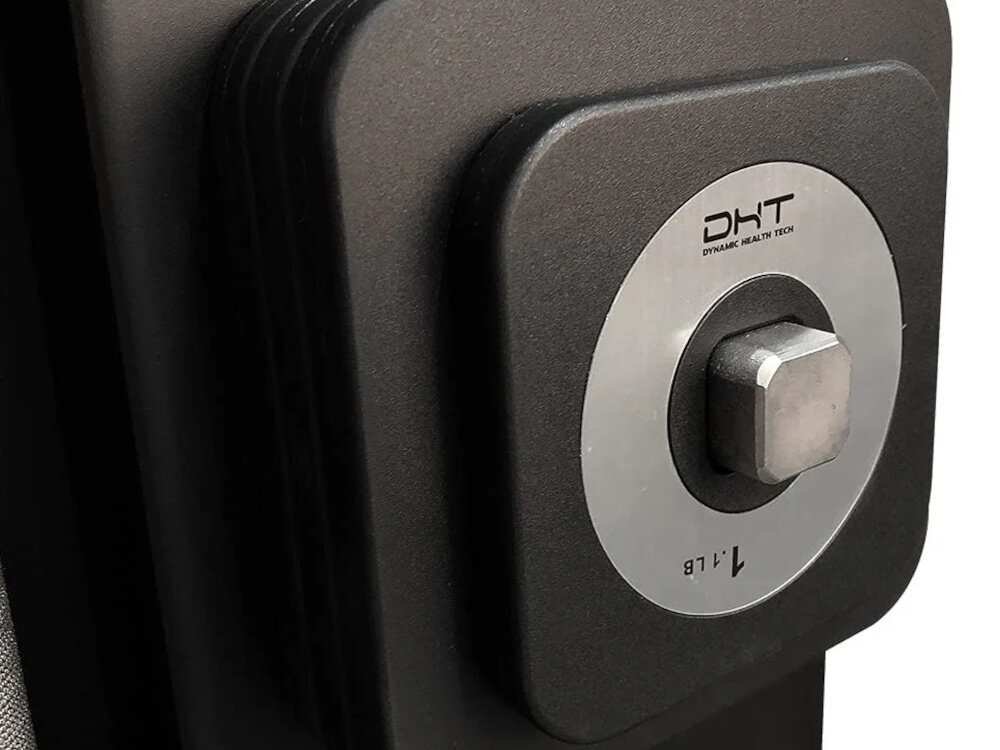 Zestaw hantli S-LINE SA032 2 x 10 kg + sztanga 121 cm zbliżenie na jeden z talerzy białe tło 32 talerze obciążeniowe regulowane obciążenie 24 x 0,95 kg 8 x 0,50 kg talerze trening siłowy