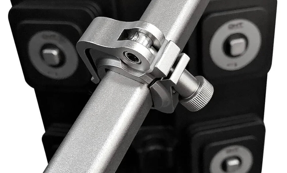 Zestaw hantli S-LINE SA032 2 x 10 kg + sztanga 121 cm zbliżenie na jeden z zacisków w tle obciążenia system push and pull zaciski szybka zmiana obciążenia trening intuicyjna obsługa