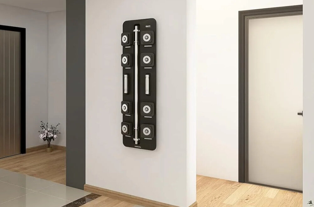 Zestaw hantli S-LINE SA032 2 x 10 kg + sztanga 121 cm pomieszczenie zestaw przymocowany do ściany w tle drzwi wejściowe przejście do innego pomieszczenia przechowywanie montaż na ścianie oszczędność miejsca domowa siłownia łatwy do schowania po zakończonych ćwiczeniach