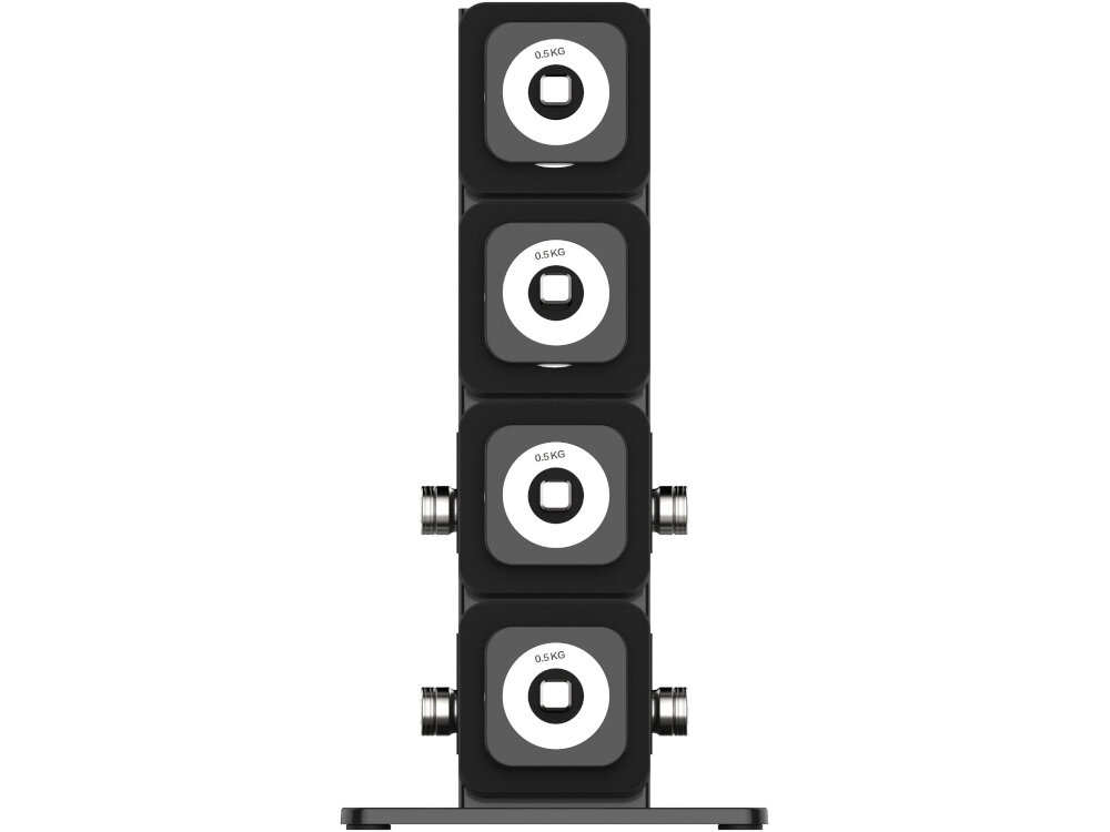 Na obrazie widoczny jest zestaw hantli z czterema kwadratowymi obciążnikami, każdy oznaczony napisem \'0.5 KG\'. Hantle są ułożone pionowo na stojaku.