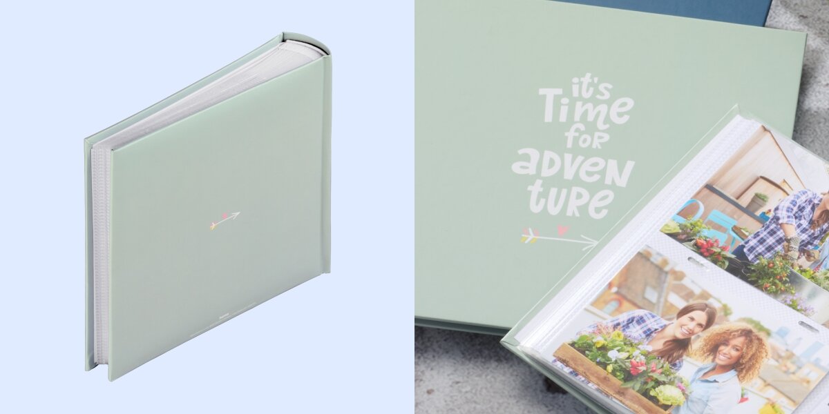 Zielony album fotograficzny z napisem \'it\'s Time for adventure\' na okładce. Wewnątrz widoczne są kolorowe zdjęcia osób z kwiatami.