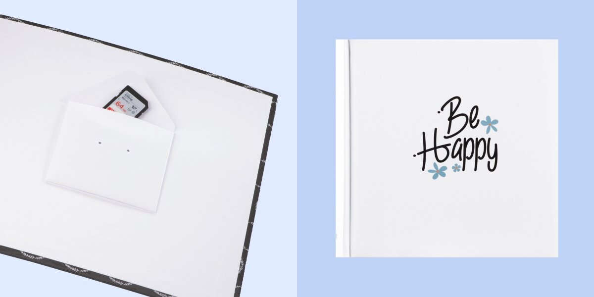 Po lewej stronie otwarty album z kieszonką, w której znajduje się karta pamięci. Po prawej stronie okładka albumu z napisem \'Be Happy\' i niebieskimi kwiatkami.