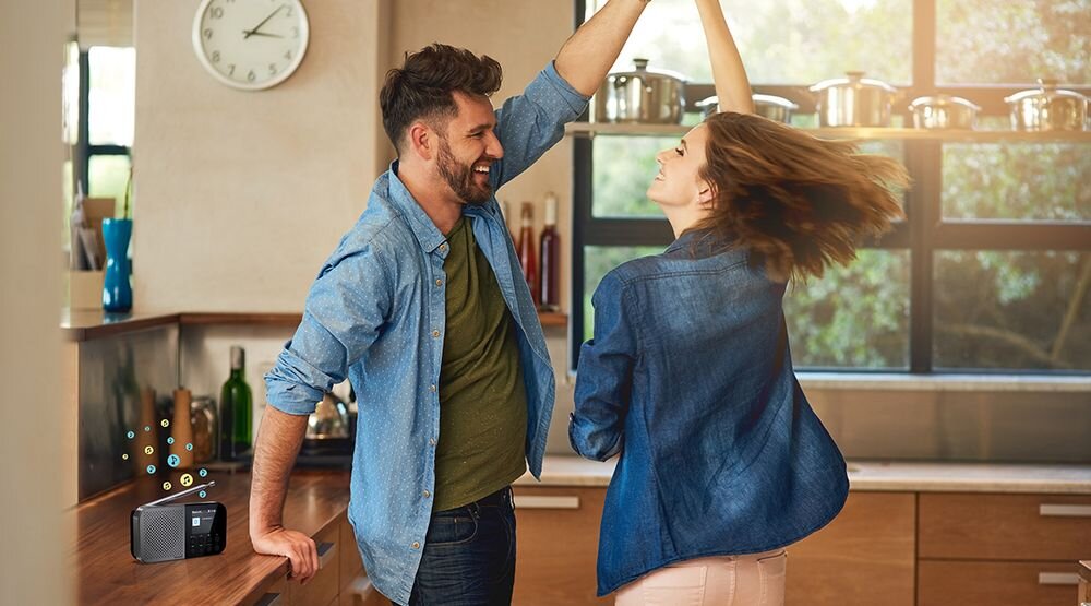 SHARP DR-P520 radio pamięć 120 stacji BestTune DAB FM szybkie przełączanie, radio stojące na blacie kuchennym, osoby tańczące w parze