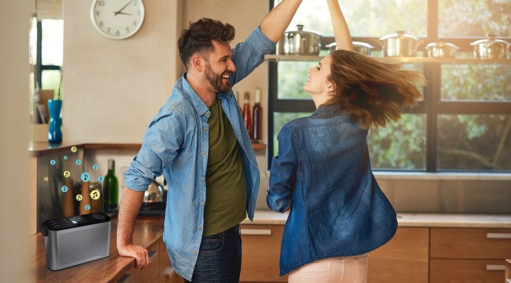 Radio SHARP DR-P540 pamięć 120 stacji DAB FM szybkie przełączanie ulubionych kanałów, radio stojące na blacie w kuchni, osoby tańczące w rytm muzyki