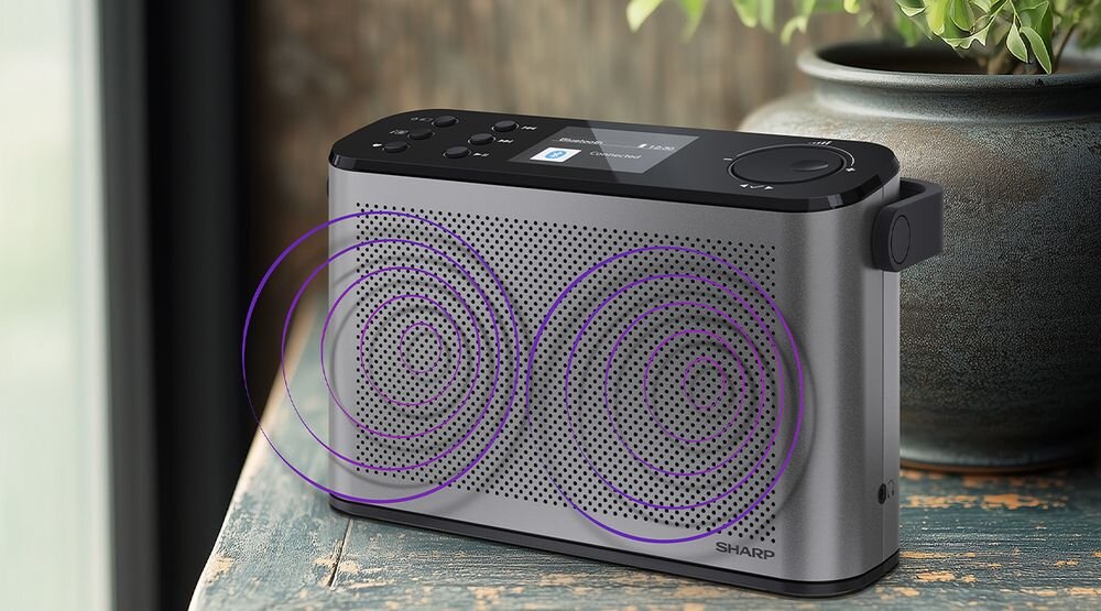 Radio SHARP DR-P540 dźwięk stereo wypełniający pomieszczenie gniazdo słuchawkowe odsłuch prywatny, radio stojące na drewnianym stole