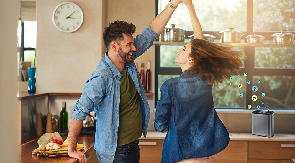 Radio SHARP DR-P530 pamięć 120 stacji DAB FM BestTune szybkie przełączanie, radio stojące na blacie w kuchni, ludzie tańczaćy w rytm muzyki