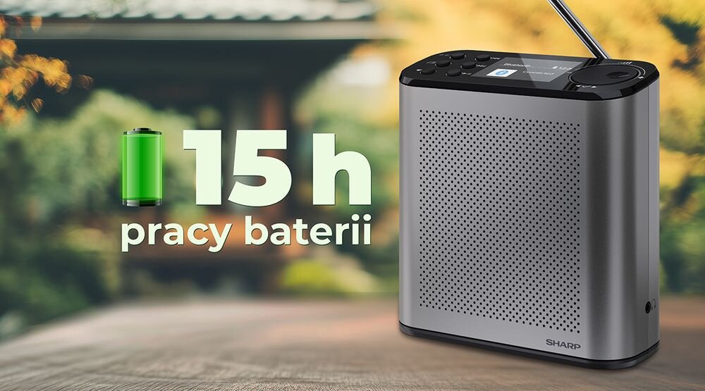 Radio SHARP DR-P530 bateria 15h USB-C teleskopowa antena stabilny sygnał, radio stojące na drewnianym blacie na świeżym powietrzu