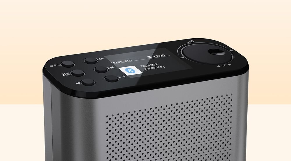 Radio SHARP DR-P530 intuicyjny panel menu 7 języków automatyczna data i godzina, kadr radia na panel sterowania na jasnym tle